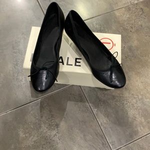 Locale black leather heel shoes size 8 like new wore once